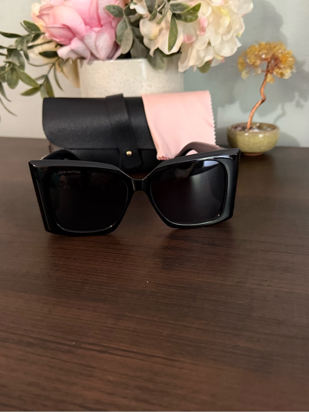 Black oversize Sunglasses with gold